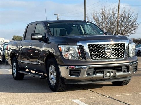 Used 2018 Nissan Titan SV image 2
