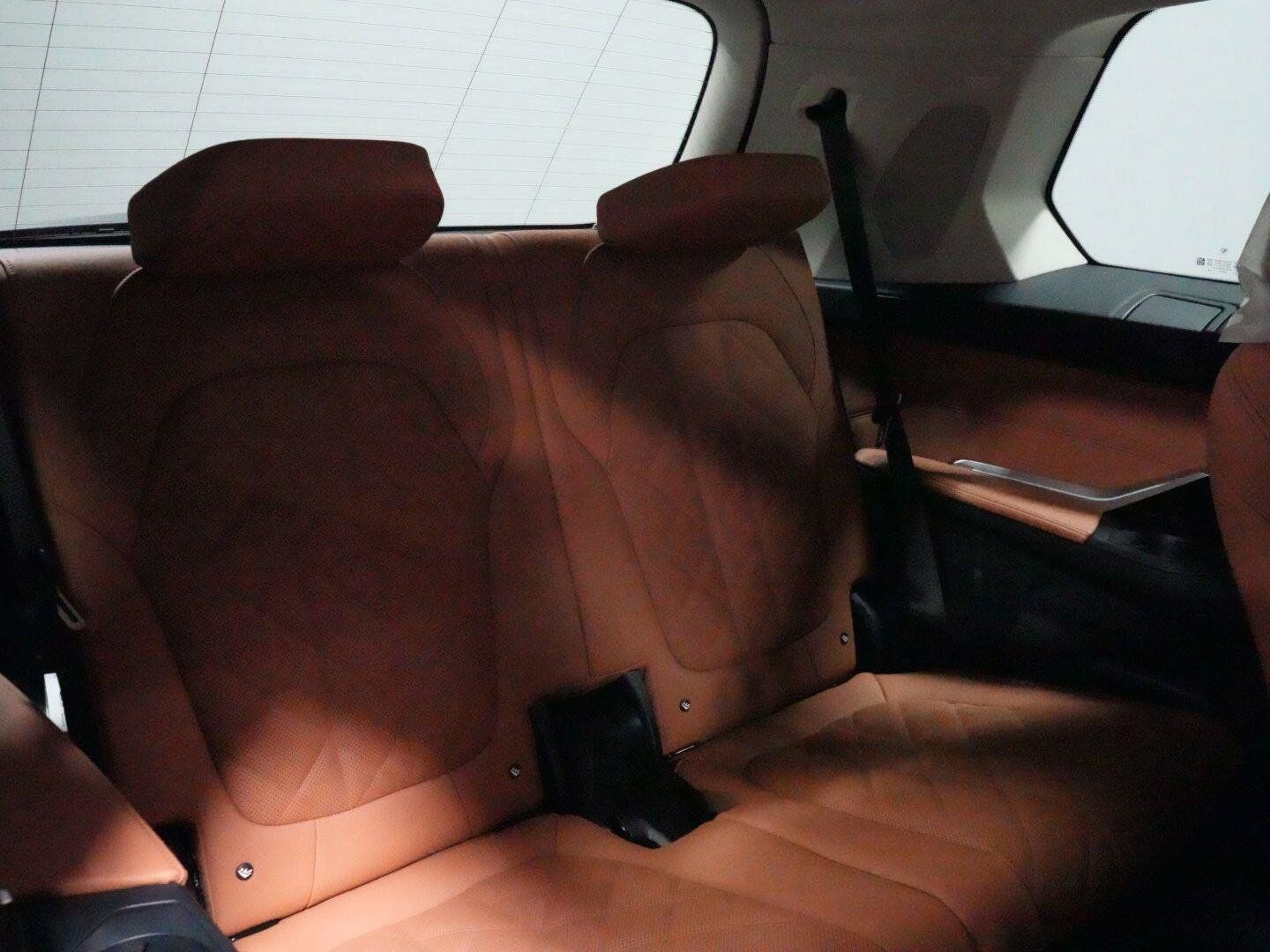 Used 2027 BMW X7 xDrive40i w/ Premium Package AWD/4WD image 13