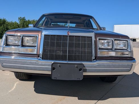 Used 1987 Lincoln Continental Signature RWD image 25