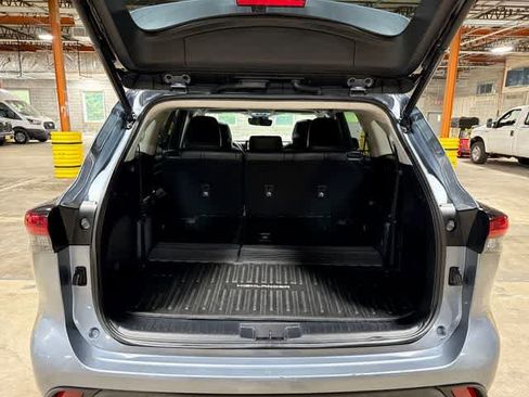 Used 2023 Toyota Highlander XLE AWD/4WD image 11