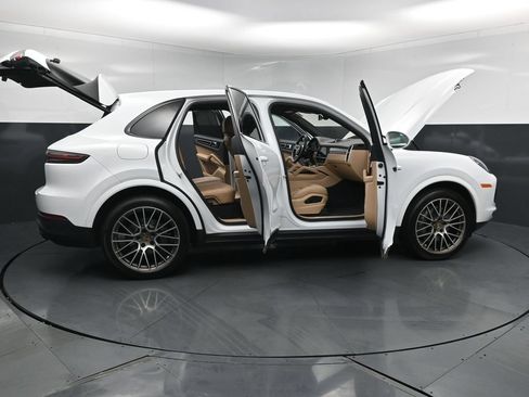 Certified 2022 Porsche Cayenne S Platinum AWD/4WD image 33