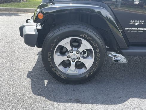 Used 2018 Jeep Wrangler Unlimited Sahara w/ Connectivity Group AWD/4WD image 33