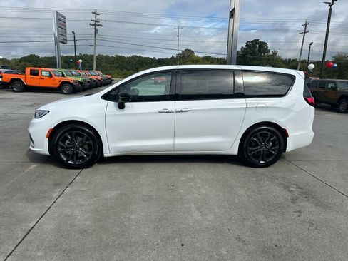 New 2026 Chrysler Pacifica Select image 2