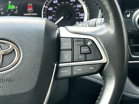 Used 2023 Toyota Highlander XLE FWD image 25