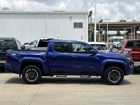 Used 2025 Toyota Tacoma TRD Sport AWD/4WD image 3