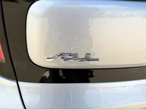 Used 2016 Kia Soul + image 25