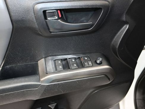 Used 2021 Toyota Tacoma SR5 AWD/4WD image 12