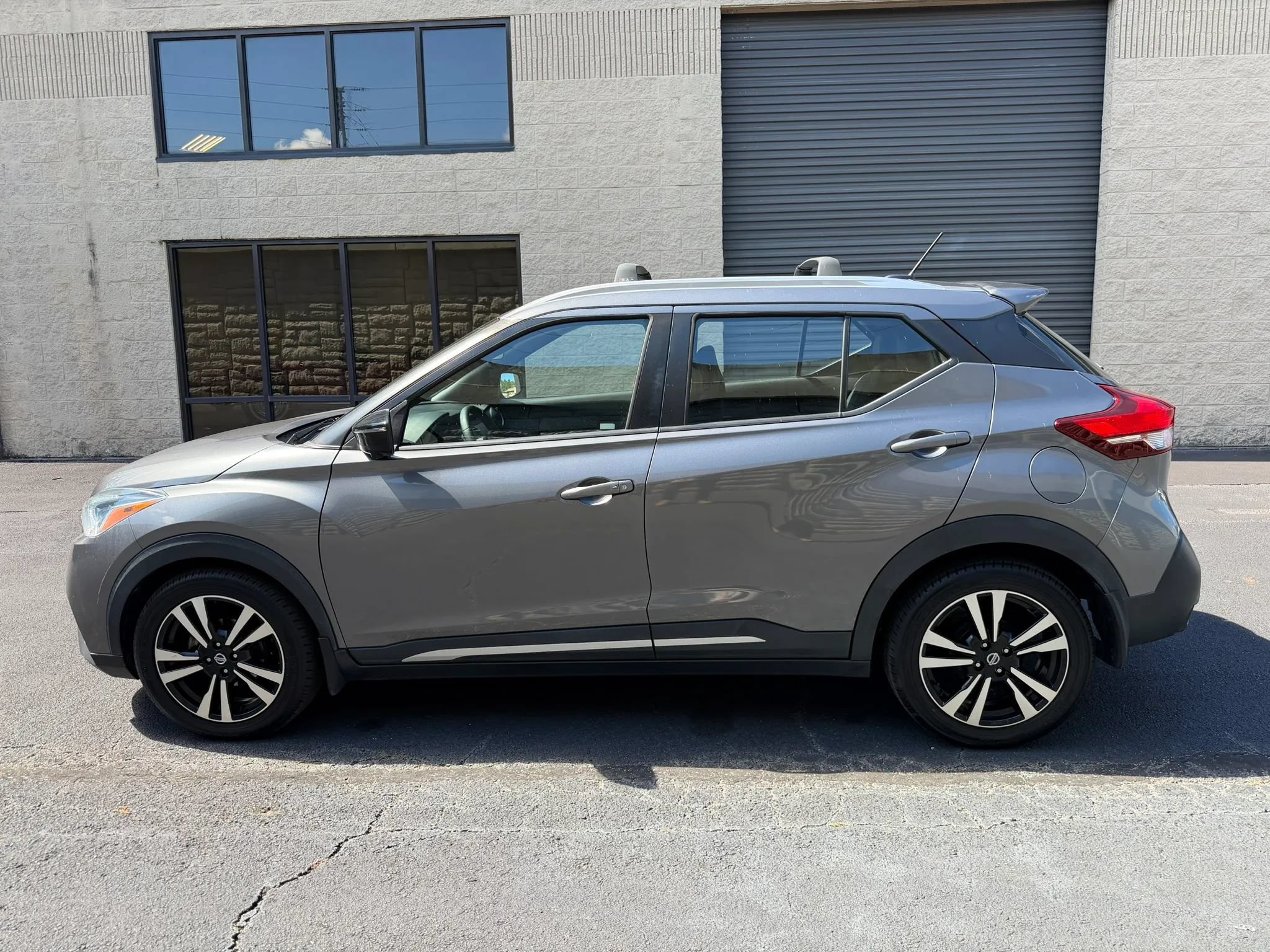 Used 2018 Nissan Kicks SR w/ Premium Package FWD image 3