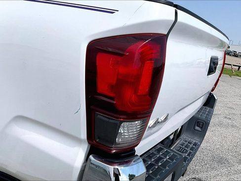 Used 2018 Toyota Tacoma SR5 AWD/4WD image 28
