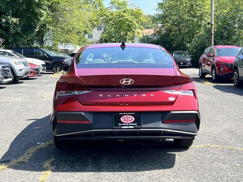 Used 2024 Hyundai Elantra SE FWD image 5