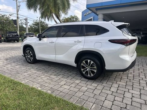 Used 2024 Toyota Highlander XLE FWD image 33