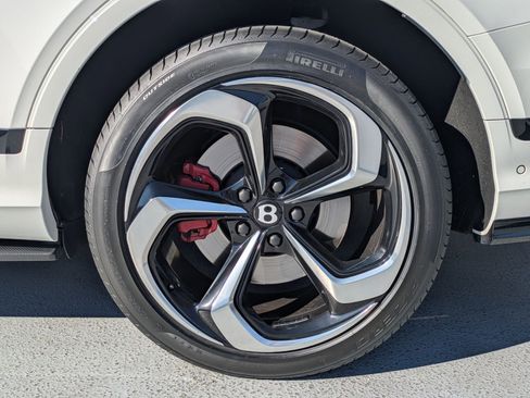 Certified 2022 Bentley Bentayga image 13