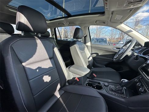 Used 2021 Volkswagen Tiguan SE image 34