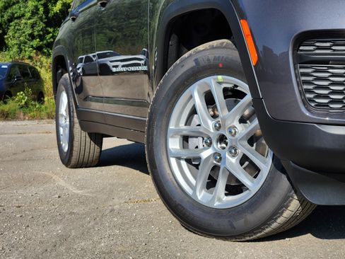 New 2025 Jeep Grand Cherokee Laredo AWD/4WD image 18