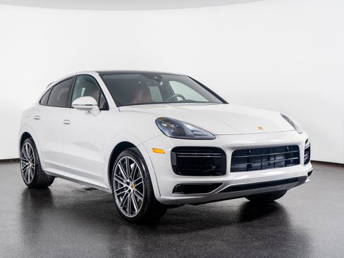 Used 2022 Porsche Cayenne Turbo image 4