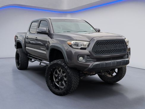 Used 2017 Toyota Tacoma TRD Off-Road image 2
