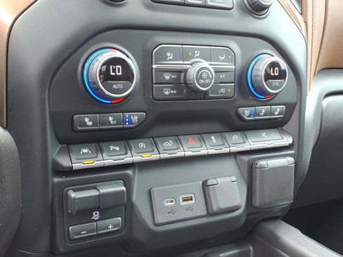 Used 2021 Chevrolet Silverado 1500 High Country w/ Technology Package AWD/4WD image 19