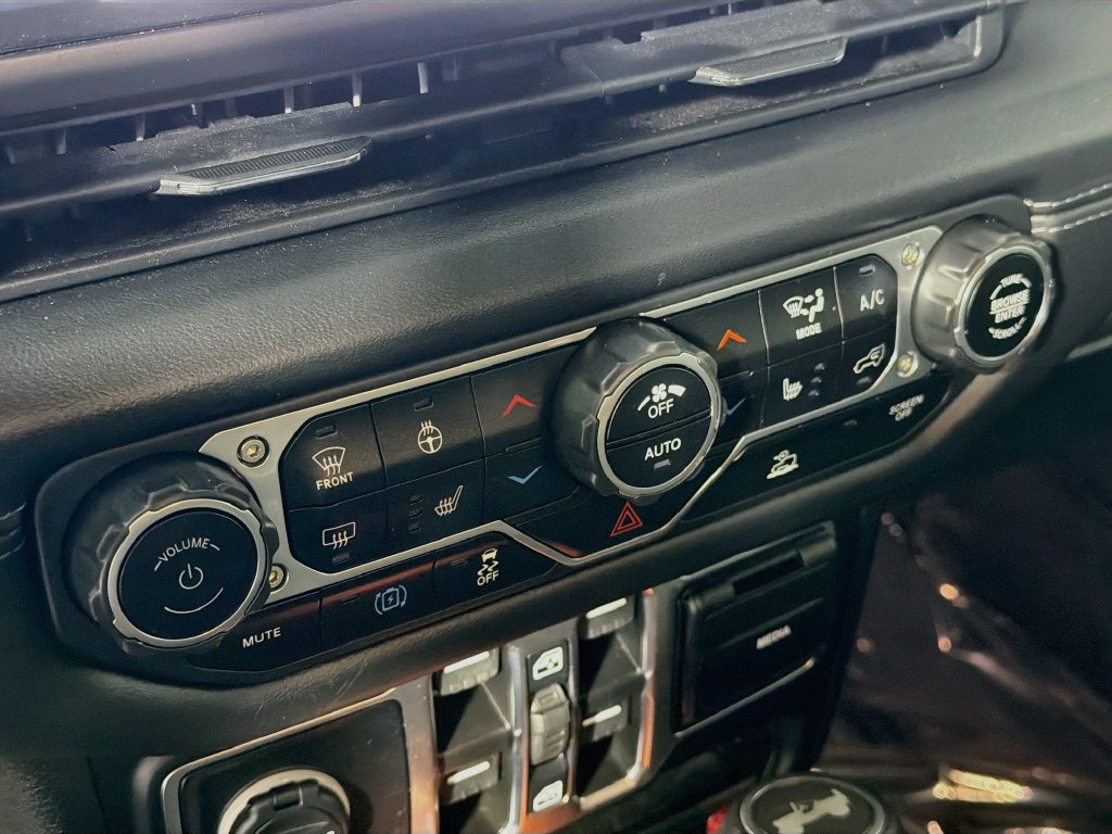 Used 2024 Jeep Wrangler Unlimited Sahara AWD/4WD image 16
