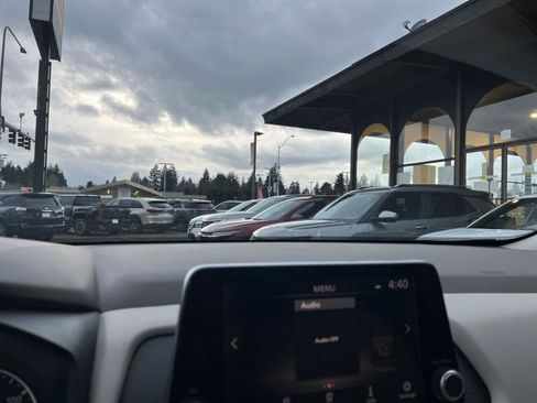 Used 2025 Nissan Rogue SV image 17