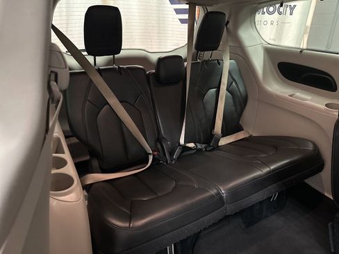 Used 2017 Chrysler Pacifica Touring-L FWD image 22