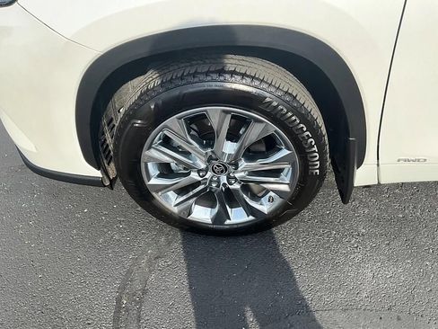 Used 2026 Toyota Highlander Limited AWD/4WD image 12