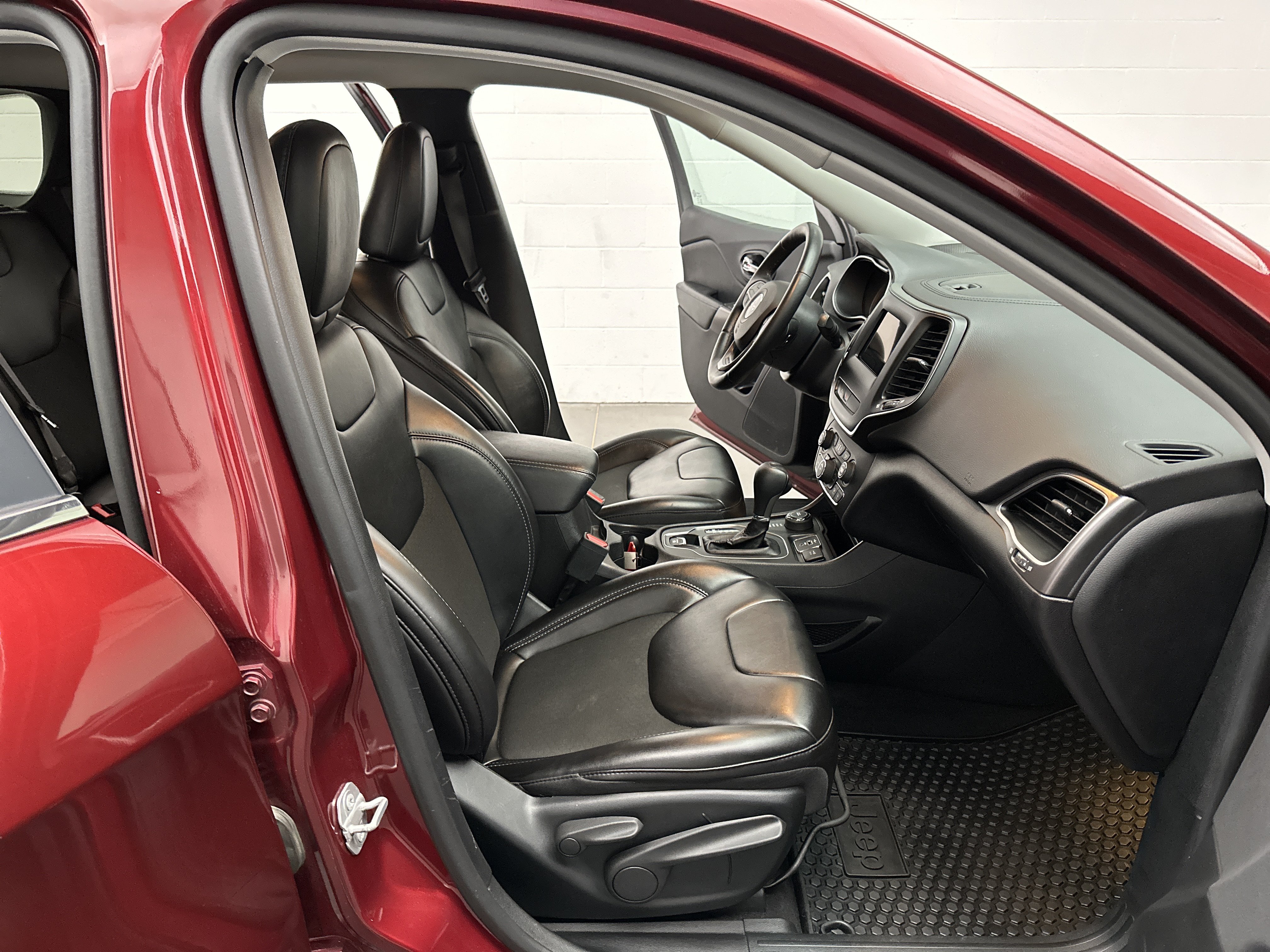 Used 2019 Jeep Cherokee Latitude Plus w/ Cold Weather Group AWD/4WD image 22
