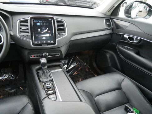 Used 2020 Volvo XC90 T5 Momentum image 11