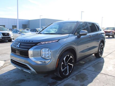 Used 2022 Mitsubishi Outlander SE image 3