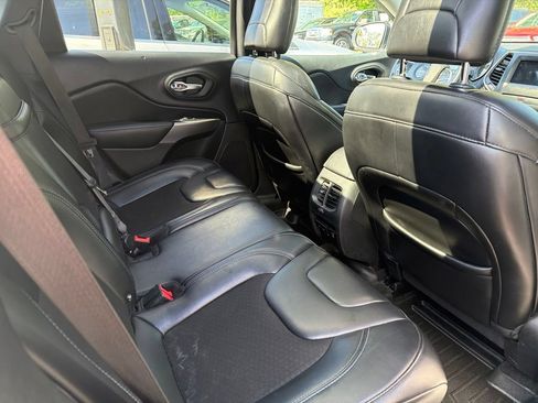 Used 2019 Jeep Cherokee Latitude Plus w/ Comfort/Convenience Group AWD/4WD image 6