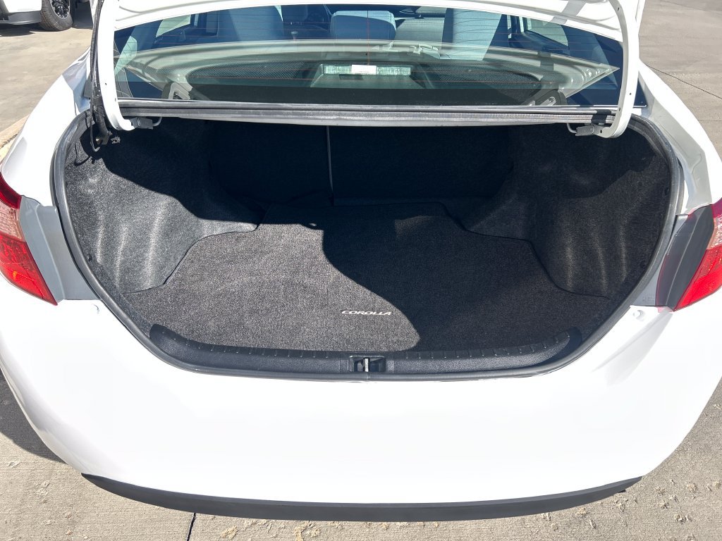 Used 2017 Toyota Corolla LE w/ Carpet Mat Package (TMS) FWD image 27