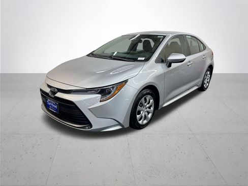 Used 2024 Toyota Corolla LE FWD image 2