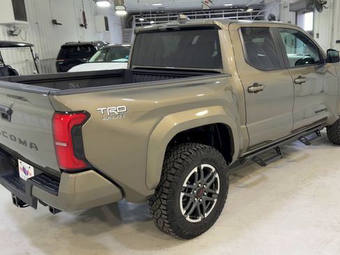 Used 2025 Toyota Tacoma TRD Sport AWD/4WD image 9