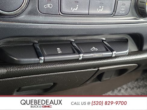 Used 2018 Chevrolet Silverado 1500 Custom w/ Custom Value Package AWD/4WD image 18