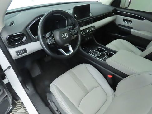 Used 2023 Honda Pilot Touring image 9