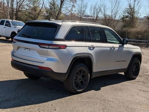 New 2026 Jeep Grand Cherokee Laredo image 3