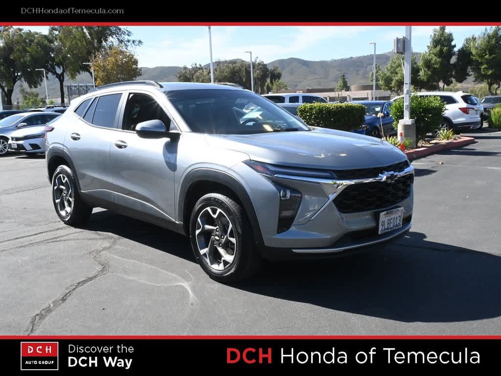 Used 2024 Chevrolet Trax LT w/ Driver Confidence Package FWD image 3
