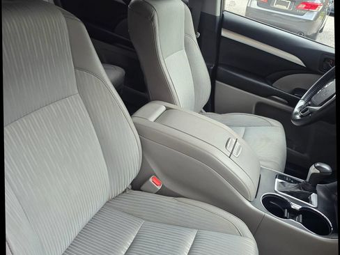 Used 2019 Toyota Highlander Plus FWD image 7