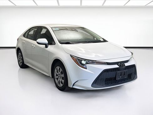 Used 2022 Toyota Corolla LE image 3