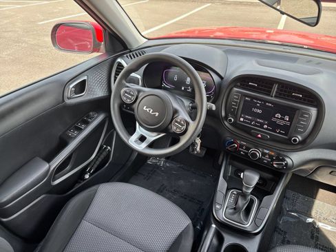 Used 2025 Kia Soul LX w/ LX Technology Package FWD image 29