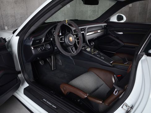 Used 2016 Porsche 911 R image 4