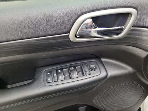 Used 2019 Jeep Grand Cherokee Laredo w/ Security & Convenience Group AWD/4WD image 27