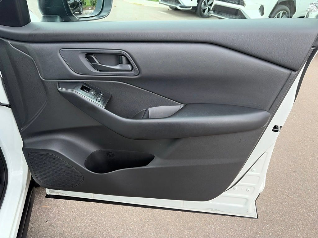 Used 2024 Nissan Rogue S AWD/4WD image 10