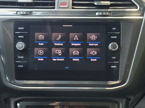 Used 2024 Volkswagen Tiguan SE AWD/4WD image 30