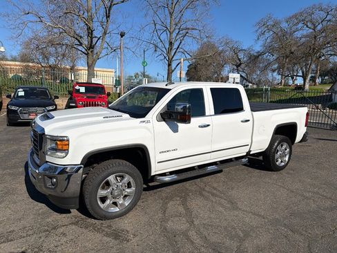 Used 2019 GMC Sierra 2500 SLT w/ Duramax Plus Package AWD/4WD image 16