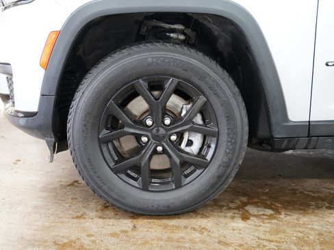 Used 2024 Jeep Grand Cherokee L Laredo image 17