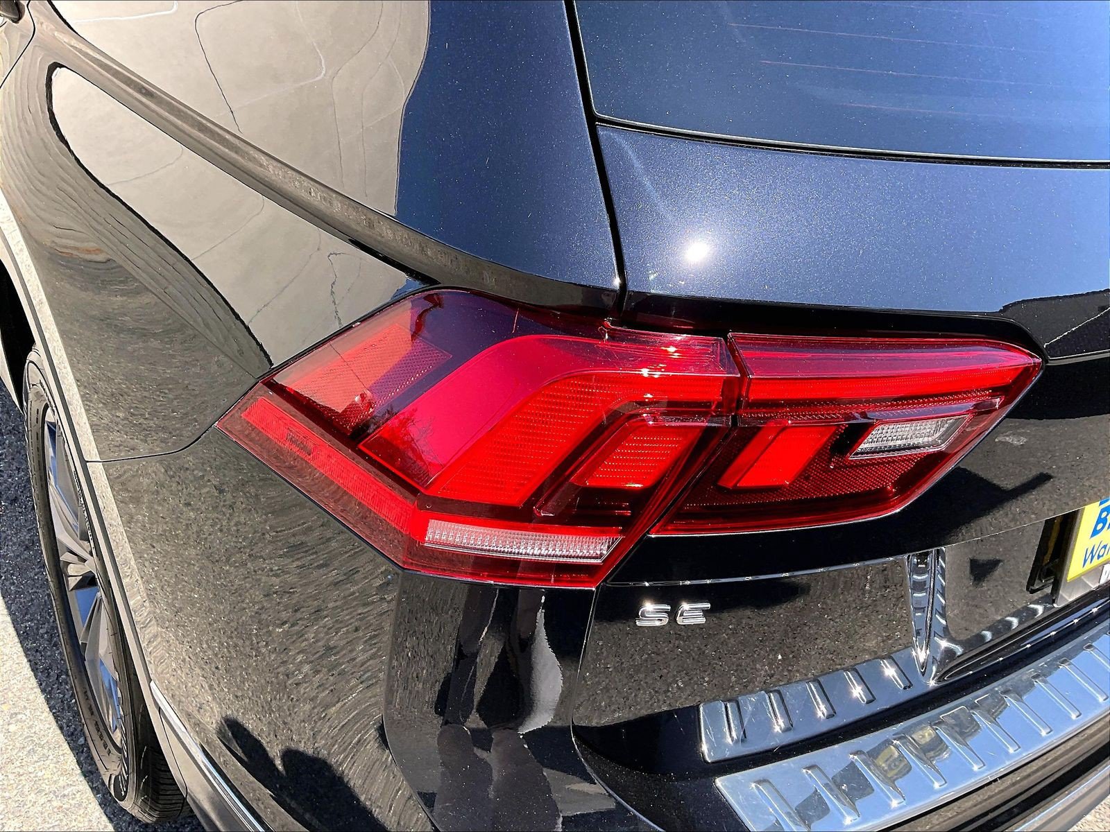 Certified 2024 Volkswagen Tiguan SE w/ Panoramic Sunroof Package AWD/4WD image 28