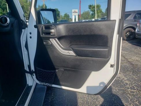 Used 2014 Jeep Wrangler Unlimited Rubicon w/ Connectivity Group AWD/4WD image 21