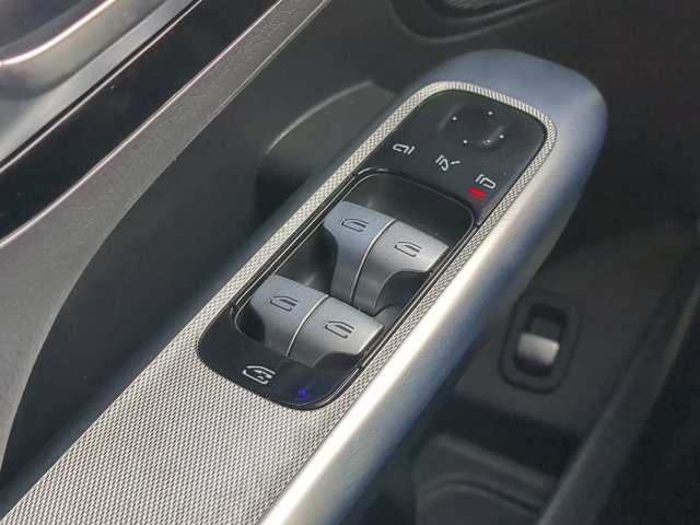 Used 2025 Mercedes-Benz GLC 300 image 26