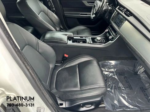 Used 2017 Jaguar XF Premium image 12