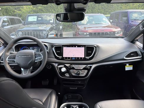 New 2027 Chrysler Pacifica Select w/ Family Tech Group AWD/4WD image 18